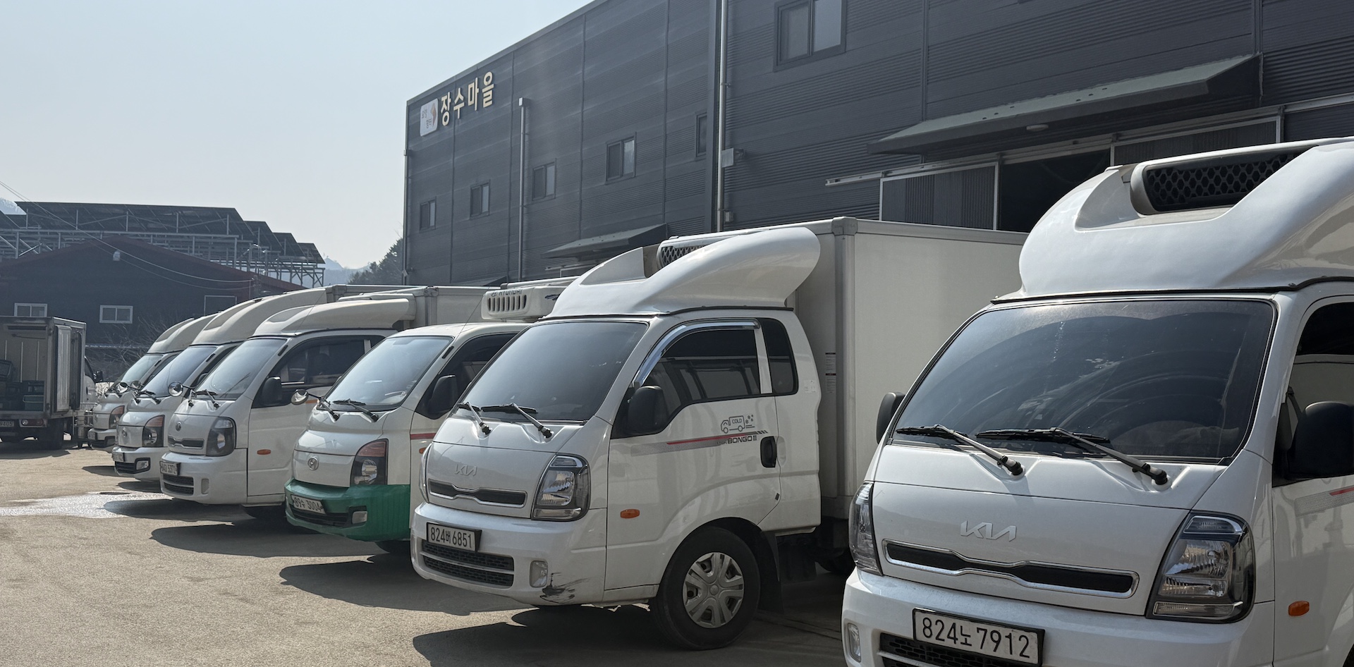 장수에프앤에스 냉장 배송 차량 운영 모습